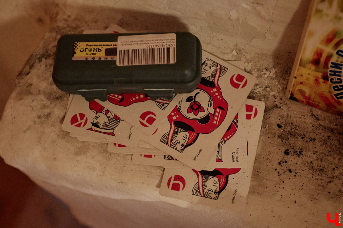 Заброшенный дом в историческом центре Владимира стал местом для смелого сценического эксперимента. Студия современного театра «Ромашка» поставила в квартире, где 20 лет никто не живет, спектакль «Ерофеевские зарисовки» и готовится еще удивить зрителей. При этом старые вещи ребята не выбросили, а использовали в постановке. «Ключ-Медиа» пригласили в помещение, где можно организовать сталк по заброшкам, но там играют актеры.