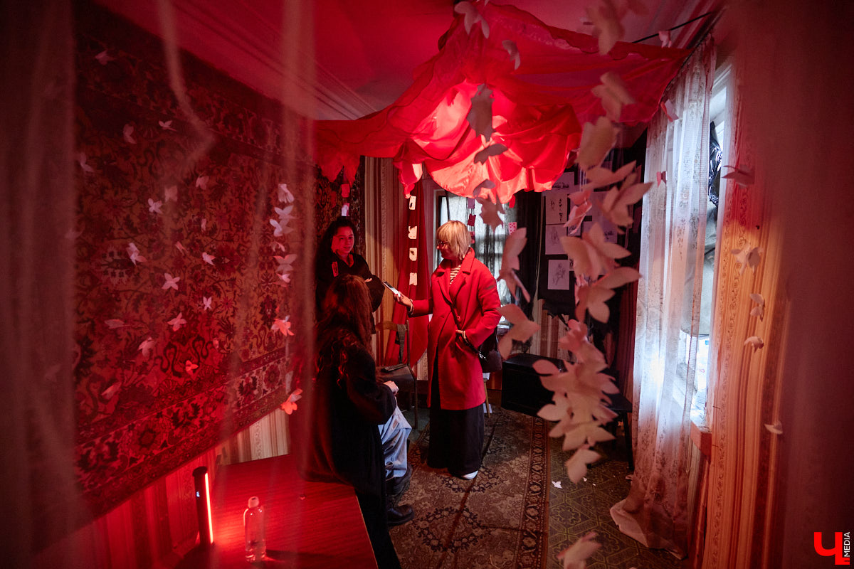 Заброшенный дом в историческом центре Владимира стал местом для смелого сценического эксперимента. Студия современного театра «Ромашка» поставила в квартире, где 20 лет никто не живет, спектакль «Ерофеевские зарисовки» и готовится еще удивить зрителей. При этом старые вещи ребята не выбросили, а использовали в постановке. «Ключ-Медиа» пригласили в помещение, где можно организовать сталк по заброшкам, но там играют актеры.