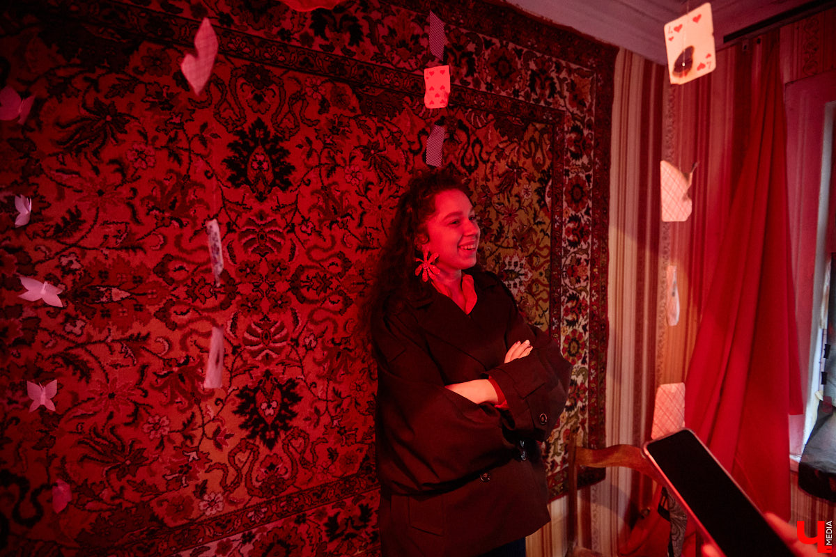 Заброшенный дом в историческом центре Владимира стал местом для смелого сценического эксперимента. Студия современного театра «Ромашка» поставила в квартире, где 20 лет никто не живет, спектакль «Ерофеевские зарисовки» и готовится еще удивить зрителей. При этом старые вещи ребята не выбросили, а использовали в постановке. «Ключ-Медиа» пригласили в помещение, где можно организовать сталк по заброшкам, но там играют актеры.