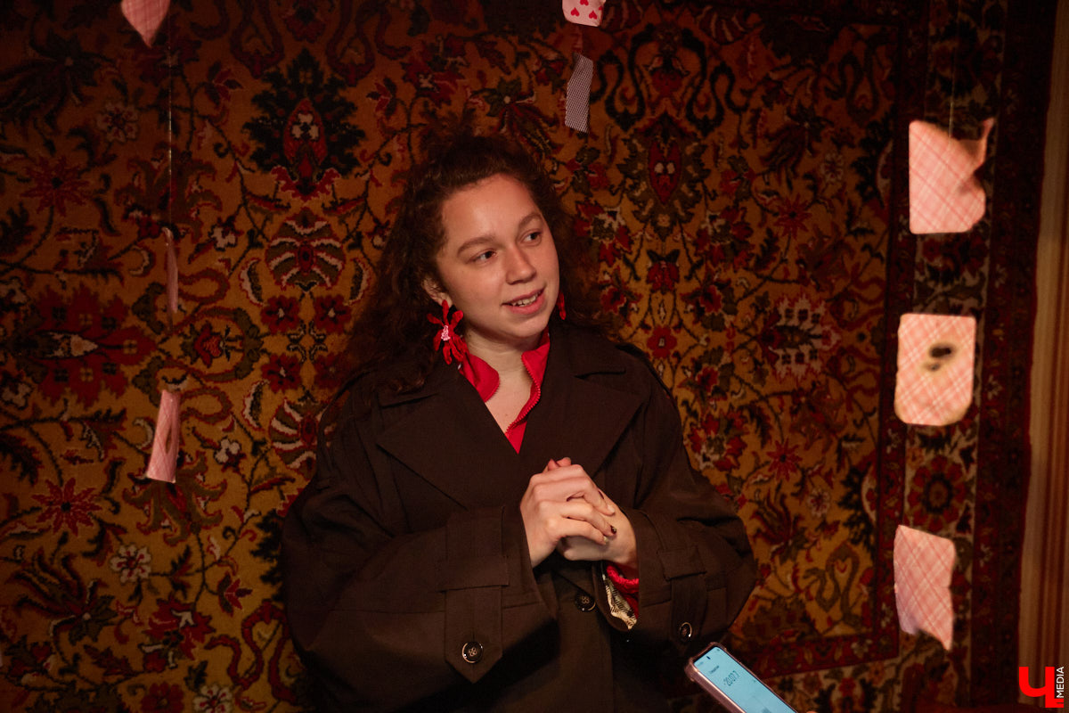 Заброшенный дом в историческом центре Владимира стал местом для смелого сценического эксперимента. Студия современного театра «Ромашка» поставила в квартире, где 20 лет никто не живет, спектакль «Ерофеевские зарисовки» и готовится еще удивить зрителей. При этом старые вещи ребята не выбросили, а использовали в постановке. «Ключ-Медиа» пригласили в помещение, где можно организовать сталк по заброшкам, но там играют актеры.