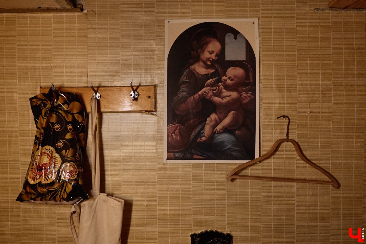 Заброшенный дом в историческом центре Владимира стал местом для смелого сценического эксперимента. Студия современного театра «Ромашка» поставила в квартире, где 20 лет никто не живет, спектакль «Ерофеевские зарисовки» и готовится еще удивить зрителей. При этом старые вещи ребята не выбросили, а использовали в постановке. «Ключ-Медиа» пригласили в помещение, где можно организовать сталк по заброшкам, но там играют актеры.