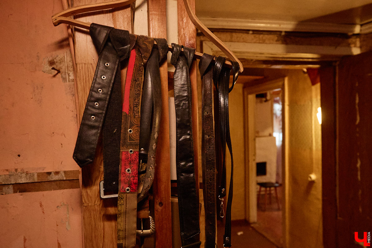 Заброшенный дом в историческом центре Владимира стал местом для смелого сценического эксперимента. Студия современного театра «Ромашка» поставила в квартире, где 20 лет никто не живет, спектакль «Ерофеевские зарисовки» и готовится еще удивить зрителей. При этом старые вещи ребята не выбросили, а использовали в постановке. «Ключ-Медиа» пригласили в помещение, где можно организовать сталк по заброшкам, но там играют актеры.