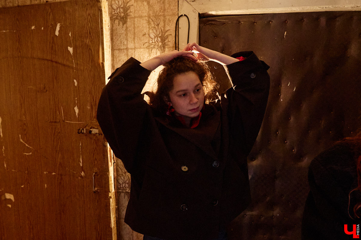 Заброшенный дом в историческом центре Владимира стал местом для смелого сценического эксперимента. Студия современного театра «Ромашка» поставила в квартире, где 20 лет никто не живет, спектакль «Ерофеевские зарисовки» и готовится еще удивить зрителей. При этом старые вещи ребята не выбросили, а использовали в постановке. «Ключ-Медиа» пригласили в помещение, где можно организовать сталк по заброшкам, но там играют актеры.