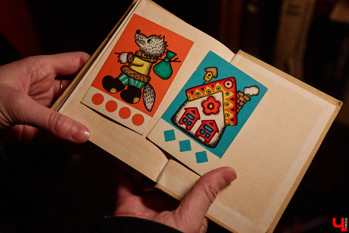 Заброшенный дом в историческом центре Владимира стал местом для смелого сценического эксперимента. Студия современного театра «Ромашка» поставила в квартире, где 20 лет никто не живет, спектакль «Ерофеевские зарисовки» и готовится еще удивить зрителей. При этом старые вещи ребята не выбросили, а использовали в постановке. «Ключ-Медиа» пригласили в помещение, где можно организовать сталк по заброшкам, но там играют актеры.