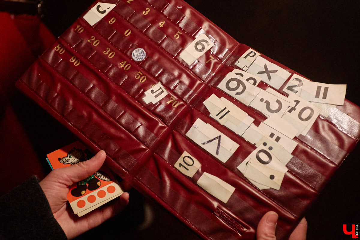 Заброшенный дом в историческом центре Владимира стал местом для смелого сценического эксперимента. Студия современного театра «Ромашка» поставила в квартире, где 20 лет никто не живет, спектакль «Ерофеевские зарисовки» и готовится еще удивить зрителей. При этом старые вещи ребята не выбросили, а использовали в постановке. «Ключ-Медиа» пригласили в помещение, где можно организовать сталк по заброшкам, но там играют актеры.