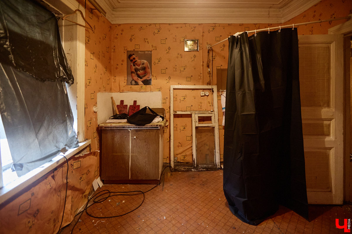 Заброшенный дом в историческом центре Владимира стал местом для смелого сценического эксперимента. Студия современного театра «Ромашка» поставила в квартире, где 20 лет никто не живет, спектакль «Ерофеевские зарисовки» и готовится еще удивить зрителей. При этом старые вещи ребята не выбросили, а использовали в постановке. «Ключ-Медиа» пригласили в помещение, где можно организовать сталк по заброшкам, но там играют актеры.