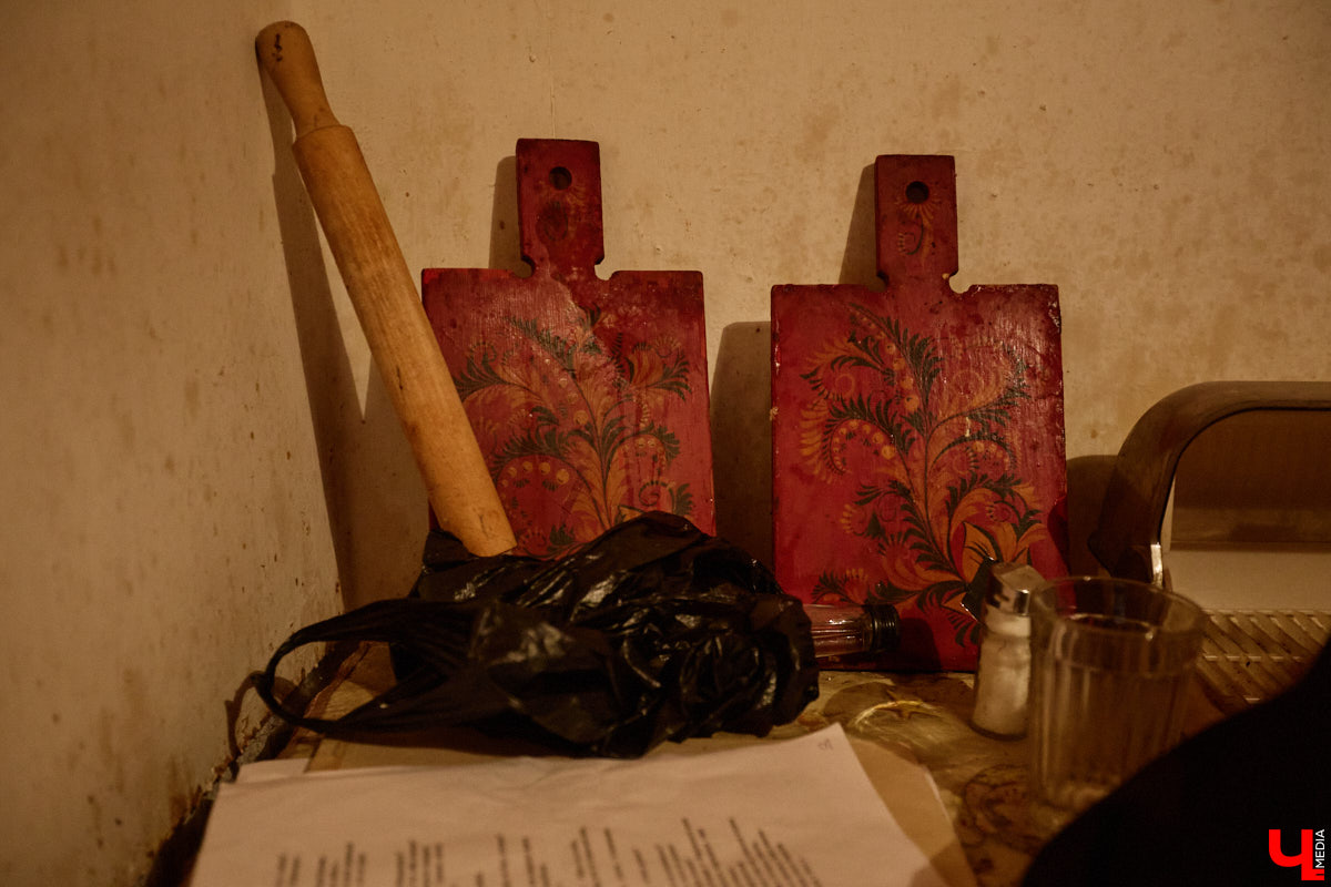 Заброшенный дом в историческом центре Владимира стал местом для смелого сценического эксперимента. Студия современного театра «Ромашка» поставила в квартире, где 20 лет никто не живет, спектакль «Ерофеевские зарисовки» и готовится еще удивить зрителей. При этом старые вещи ребята не выбросили, а использовали в постановке. «Ключ-Медиа» пригласили в помещение, где можно организовать сталк по заброшкам, но там играют актеры.