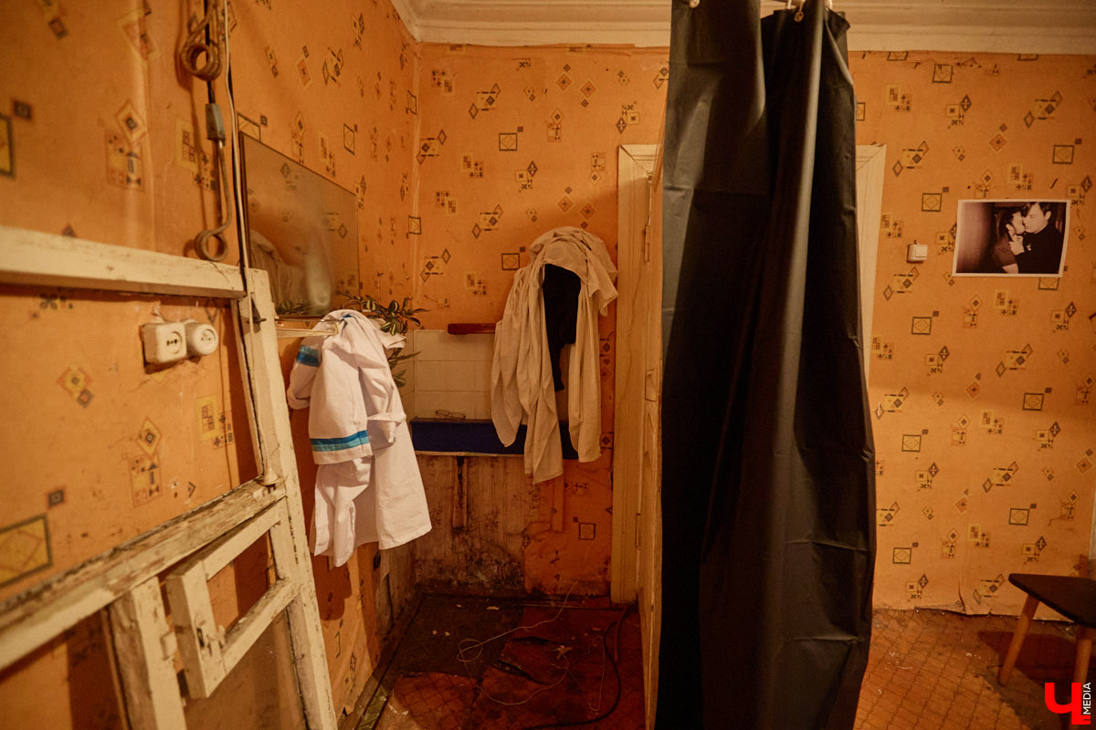 Заброшенный дом в историческом центре Владимира стал местом для смелого сценического эксперимента. Студия современного театра «Ромашка» поставила в квартире, где 20 лет никто не живет, спектакль «Ерофеевские зарисовки» и готовится еще удивить зрителей. При этом старые вещи ребята не выбросили, а использовали в постановке. «Ключ-Медиа» пригласили в помещение, где можно организовать сталк по заброшкам, но там играют актеры.