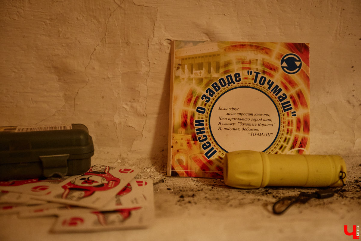 Заброшенный дом в историческом центре Владимира стал местом для смелого сценического эксперимента. Студия современного театра «Ромашка» поставила в квартире, где 20 лет никто не живет, спектакль «Ерофеевские зарисовки» и готовится еще удивить зрителей. При этом старые вещи ребята не выбросили, а использовали в постановке. «Ключ-Медиа» пригласили в помещение, где можно организовать сталк по заброшкам, но там играют актеры.