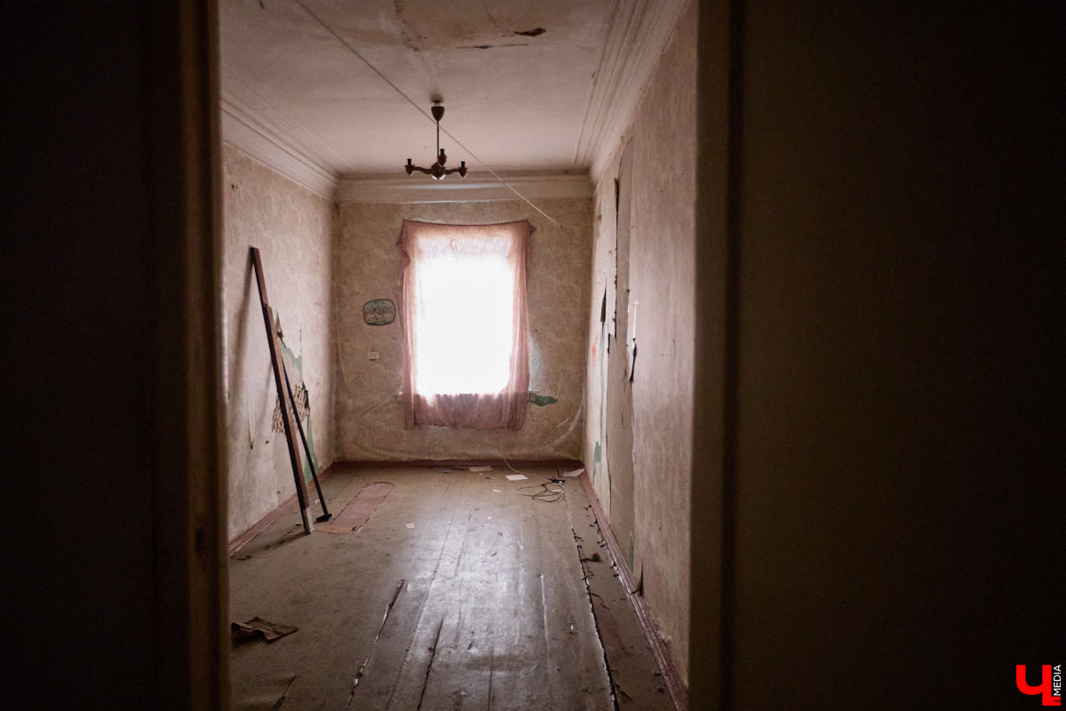 Заброшенный дом в историческом центре Владимира стал местом для смелого сценического эксперимента. Студия современного театра «Ромашка» поставила в квартире, где 20 лет никто не живет, спектакль «Ерофеевские зарисовки» и готовится еще удивить зрителей. При этом старые вещи ребята не выбросили, а использовали в постановке. «Ключ-Медиа» пригласили в помещение, где можно организовать сталк по заброшкам, но там играют актеры.