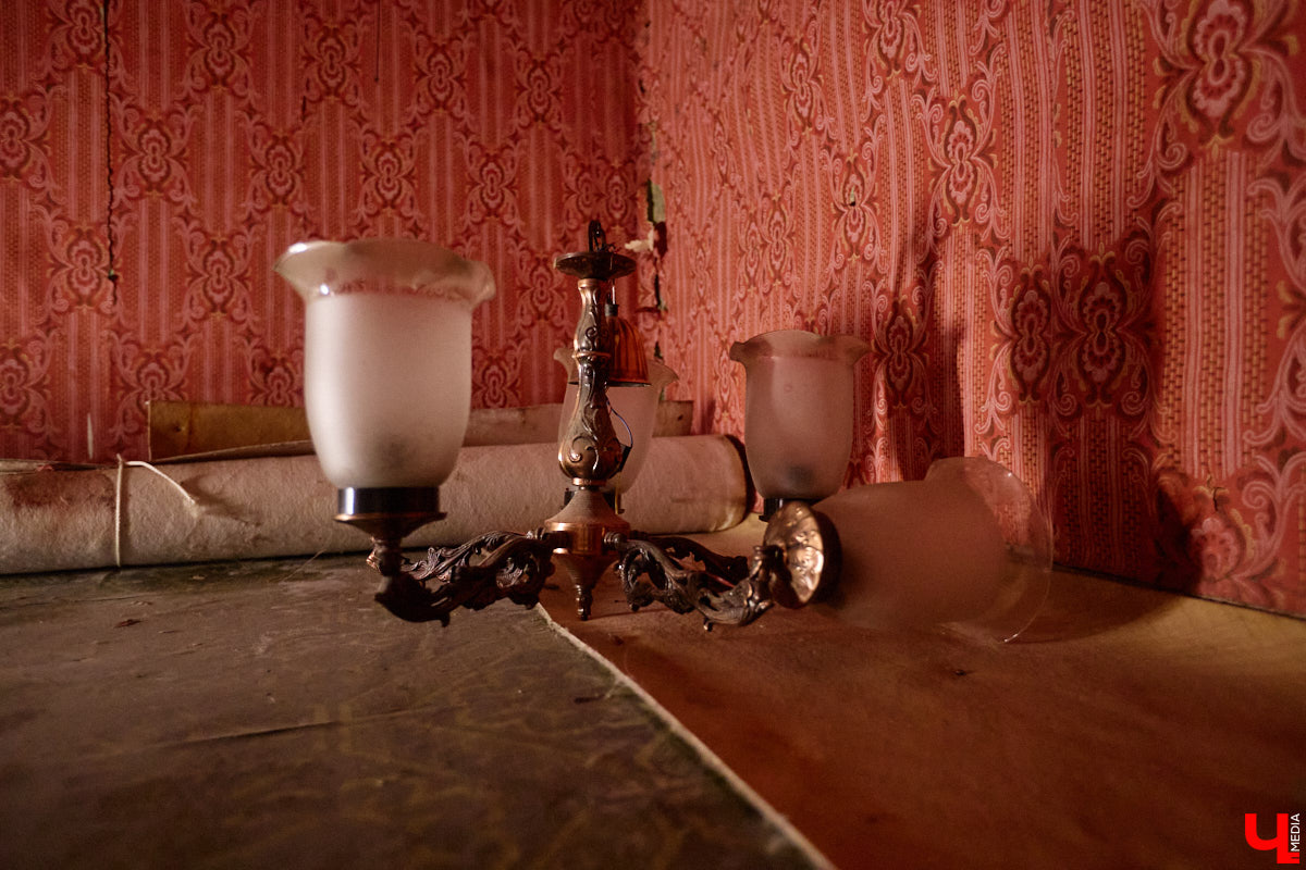 Заброшенный дом в историческом центре Владимира стал местом для смелого сценического эксперимента. Студия современного театра «Ромашка» поставила в квартире, где 20 лет никто не живет, спектакль «Ерофеевские зарисовки» и готовится еще удивить зрителей. При этом старые вещи ребята не выбросили, а использовали в постановке. «Ключ-Медиа» пригласили в помещение, где можно организовать сталк по заброшкам, но там играют актеры.