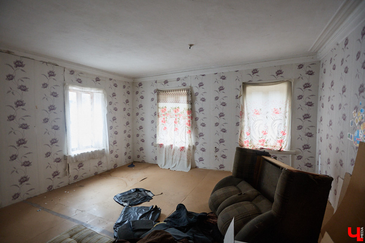 Заброшенный дом в историческом центре Владимира стал местом для смелого сценического эксперимента. Студия современного театра «Ромашка» поставила в квартире, где 20 лет никто не живет, спектакль «Ерофеевские зарисовки» и готовится еще удивить зрителей. При этом старые вещи ребята не выбросили, а использовали в постановке. «Ключ-Медиа» пригласили в помещение, где можно организовать сталк по заброшкам, но там играют актеры.