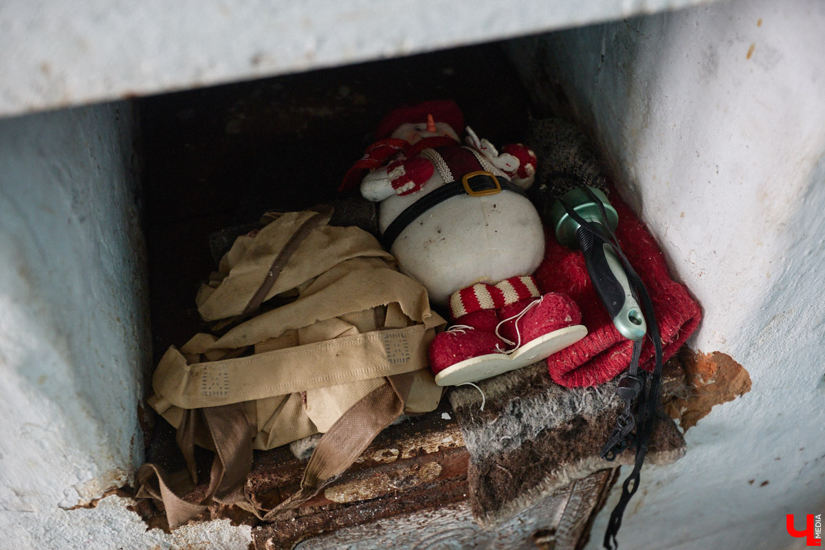 Заброшенный дом в историческом центре Владимира стал местом для смелого сценического эксперимента. Студия современного театра «Ромашка» поставила в квартире, где 20 лет никто не живет, спектакль «Ерофеевские зарисовки» и готовится еще удивить зрителей. При этом старые вещи ребята не выбросили, а использовали в постановке. «Ключ-Медиа» пригласили в помещение, где можно организовать сталк по заброшкам, но там играют актеры.
