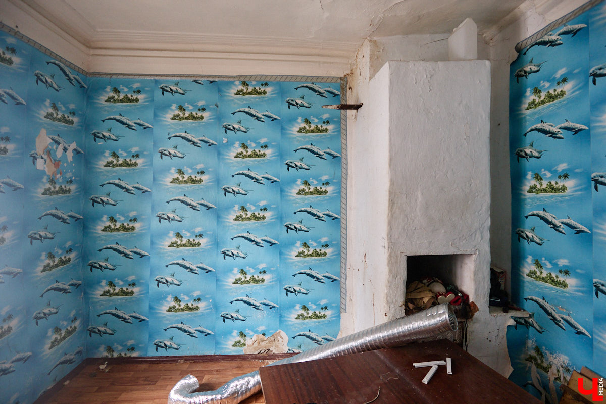 Заброшенный дом в историческом центре Владимира стал местом для смелого сценического эксперимента. Студия современного театра «Ромашка» поставила в квартире, где 20 лет никто не живет, спектакль «Ерофеевские зарисовки» и готовится еще удивить зрителей. При этом старые вещи ребята не выбросили, а использовали в постановке. «Ключ-Медиа» пригласили в помещение, где можно организовать сталк по заброшкам, но там играют актеры.