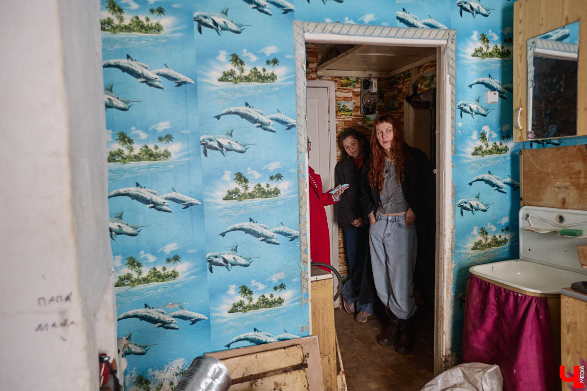 Заброшенный дом в историческом центре Владимира стал местом для смелого сценического эксперимента. Студия современного театра «Ромашка» поставила в квартире, где 20 лет никто не живет, спектакль «Ерофеевские зарисовки» и готовится еще удивить зрителей. При этом старые вещи ребята не выбросили, а использовали в постановке. «Ключ-Медиа» пригласили в помещение, где можно организовать сталк по заброшкам, но там играют актеры.