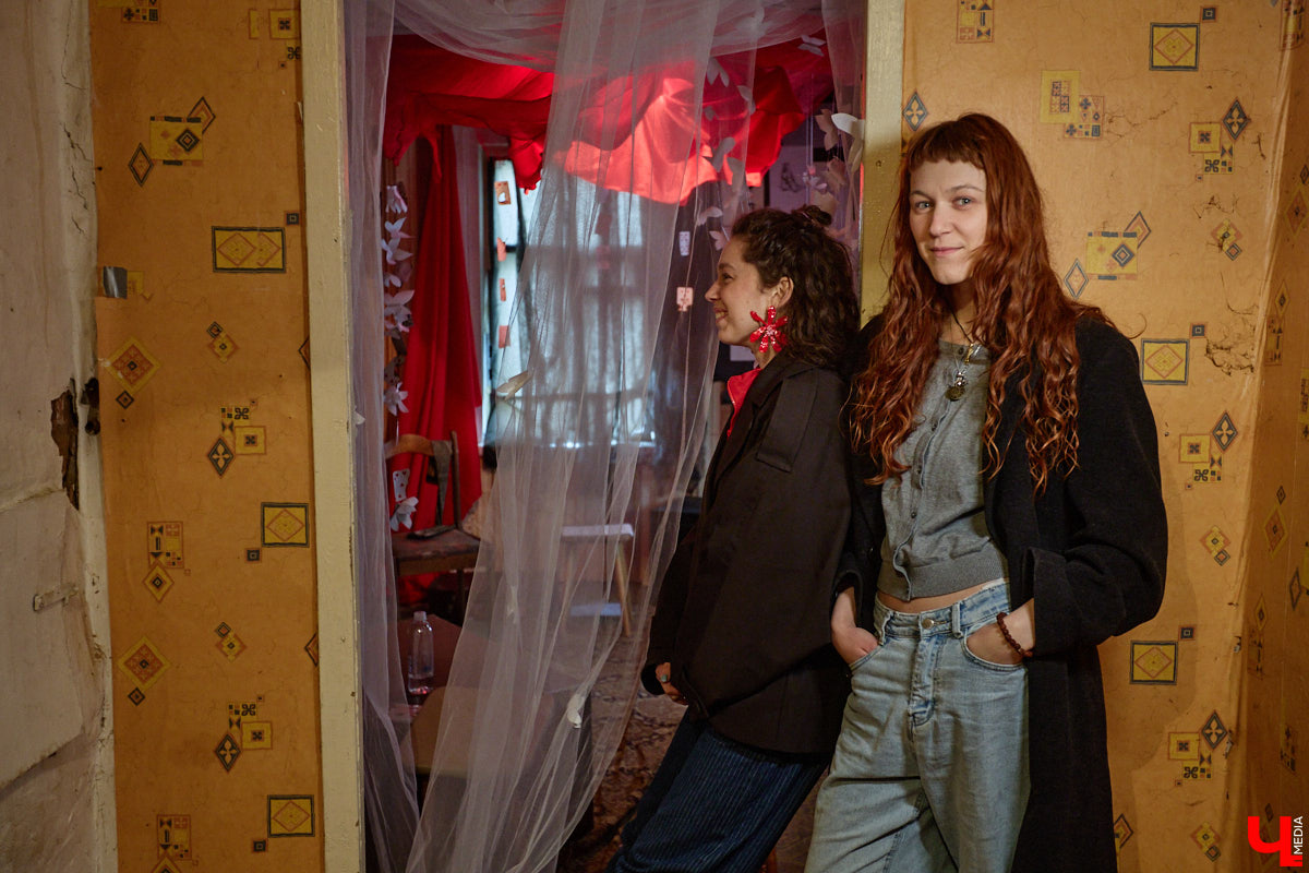 Заброшенный дом в историческом центре Владимира стал местом для смелого сценического эксперимента. Студия современного театра «Ромашка» поставила в квартире, где 20 лет никто не живет, спектакль «Ерофеевские зарисовки» и готовится еще удивить зрителей. При этом старые вещи ребята не выбросили, а использовали в постановке. «Ключ-Медиа» пригласили в помещение, где можно организовать сталк по заброшкам, но там играют актеры.