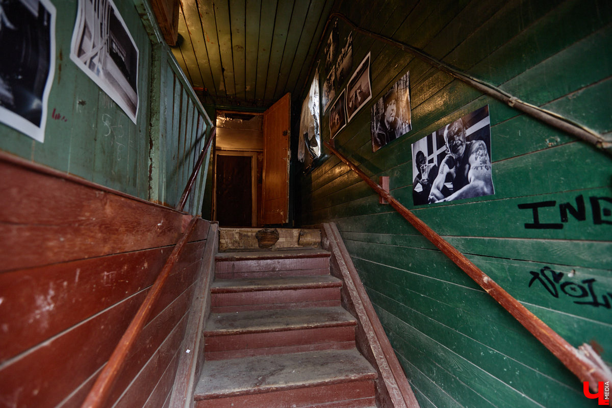 Заброшенный дом в историческом центре Владимира стал местом для смелого сценического эксперимента. Студия современного театра «Ромашка» поставила в квартире, где 20 лет никто не живет, спектакль «Ерофеевские зарисовки» и готовится еще удивить зрителей. При этом старые вещи ребята не выбросили, а использовали в постановке. «Ключ-Медиа» пригласили в помещение, где можно организовать сталк по заброшкам, но там играют актеры.