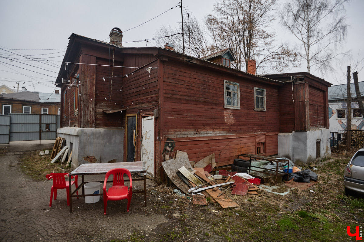 Заброшенный дом в историческом центре Владимира стал местом для смелого сценического эксперимента. Студия современного театра «Ромашка» поставила в квартире, где 20 лет никто не живет, спектакль «Ерофеевские зарисовки» и готовится еще удивить зрителей. При этом старые вещи ребята не выбросили, а использовали в постановке. «Ключ-Медиа» пригласили в помещение, где можно организовать сталк по заброшкам, но там играют актеры.