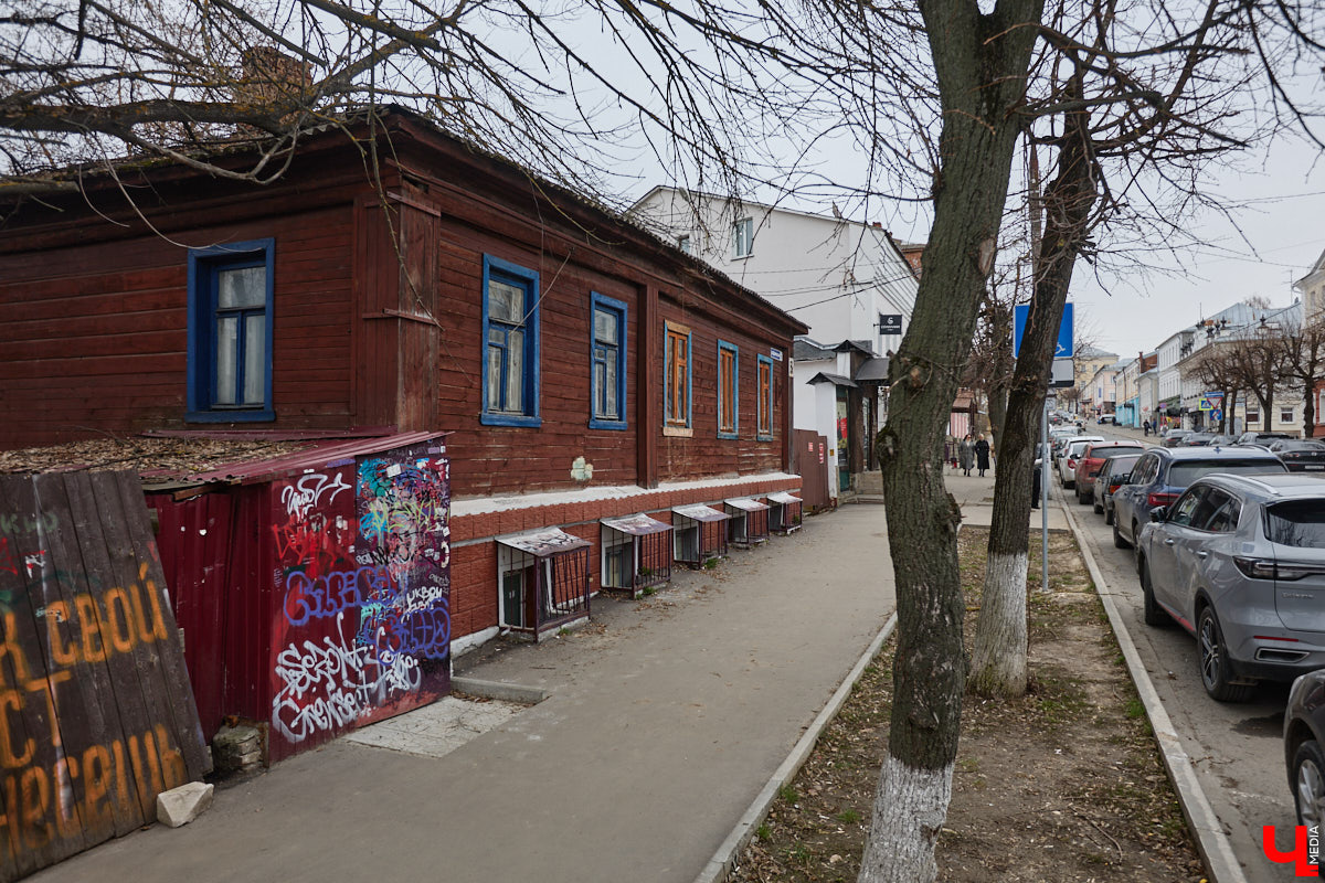 Заброшенный дом в историческом центре Владимира стал местом для смелого сценического эксперимента. Студия современного театра «Ромашка» поставила в квартире, где 20 лет никто не живет, спектакль «Ерофеевские зарисовки» и готовится еще удивить зрителей. При этом старые вещи ребята не выбросили, а использовали в постановке. «Ключ-Медиа» пригласили в помещение, где можно организовать сталк по заброшкам, но там играют актеры.