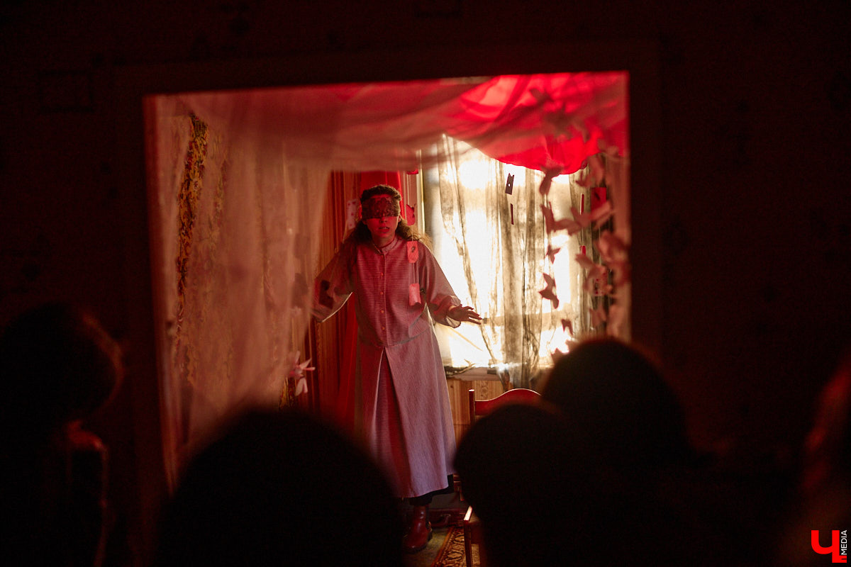 Заброшенный дом в историческом центре Владимира стал местом для смелого сценического эксперимента. Студия современного театра «Ромашка» поставила в квартире, где 20 лет никто не живет, спектакль «Ерофеевские зарисовки» и готовится еще удивить зрителей. При этом старые вещи ребята не выбросили, а использовали в постановке. «Ключ-Медиа» пригласили в помещение, где можно организовать сталк по заброшкам, но там играют актеры.