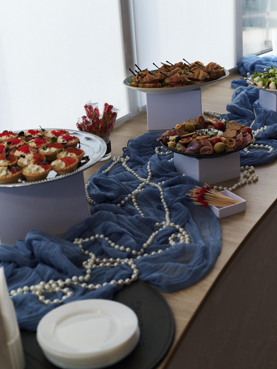 Двенадцатый день рождения в бутике «Астрель» отмечали в окружении цветов, волшебных ароматов и улыбающихся гостей, большинство из которых давно стали постоянными клиентами. По сложившейся традиции именно им дарят по такому случаю подарки, для них организуют праздник. Просторное помещение бутика украсили красными шарами, а входную группу преобразила по-весеннему яркая цветочная арка с иллюминацией. Подробнее о торжестве — в нашем материале.