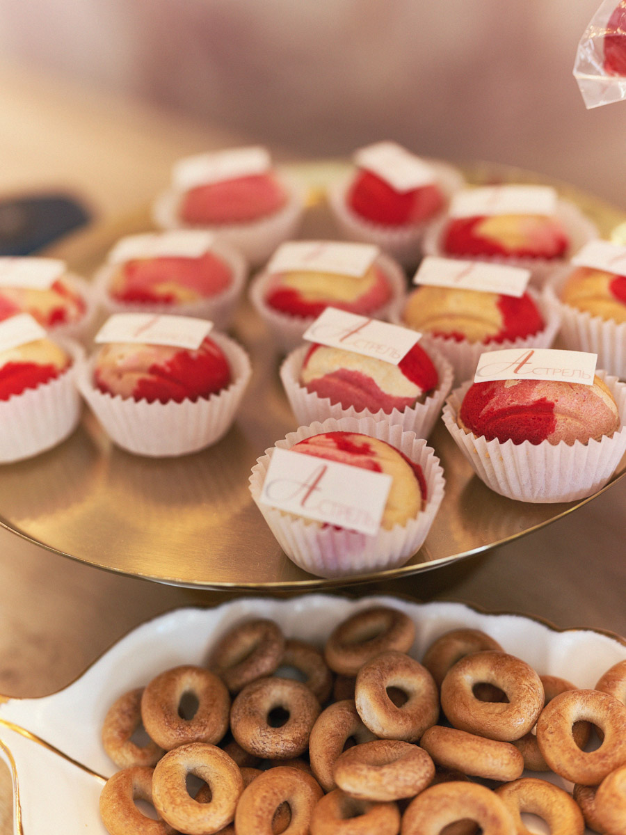 Двенадцатый день рождения в бутике «Астрель» отмечали в окружении цветов, волшебных ароматов и улыбающихся гостей, большинство из которых давно стали постоянными клиентами. По сложившейся традиции именно им дарят по такому случаю подарки, для них организуют праздник. Просторное помещение бутика украсили красными шарами, а входную группу преобразила по-весеннему яркая цветочная арка с иллюминацией. Подробнее о торжестве — в нашем материале.