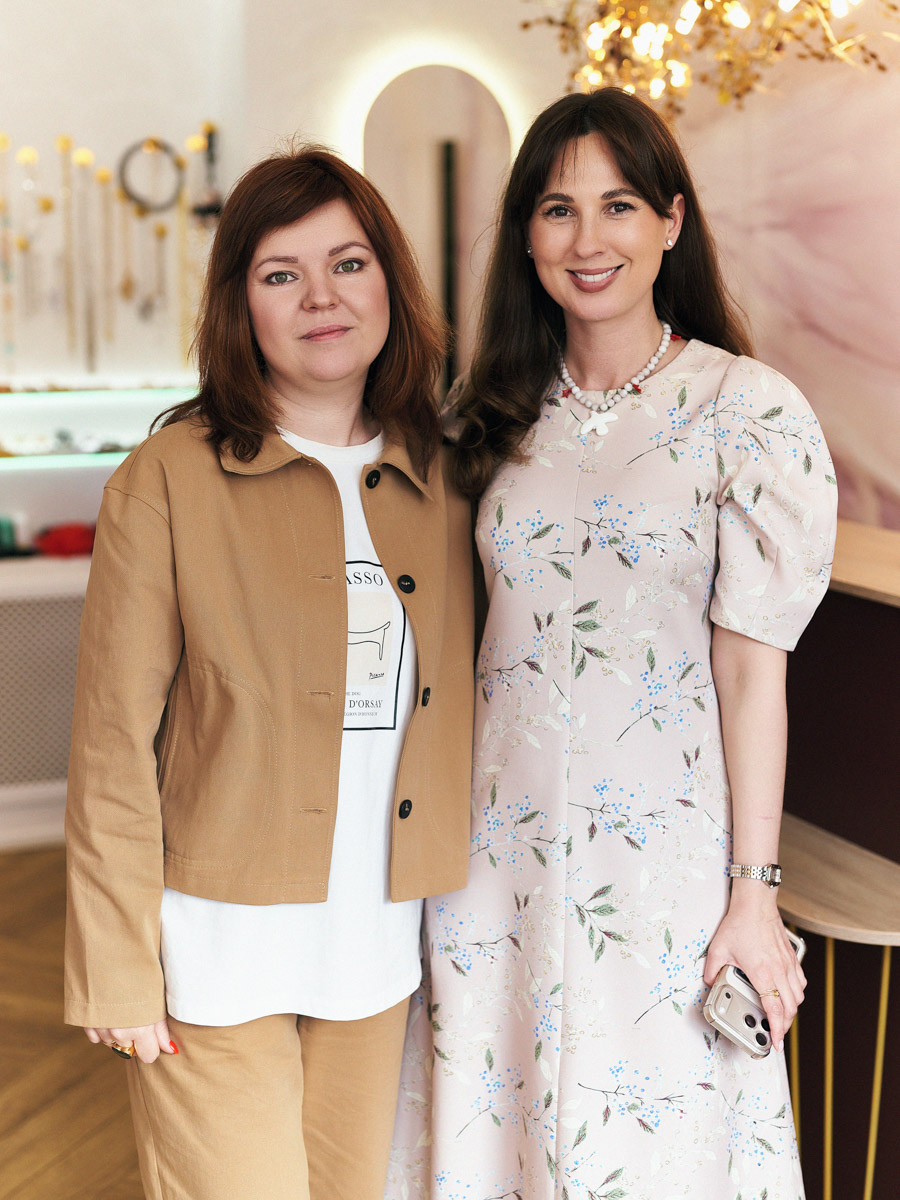 Двенадцатый день рождения в бутике «Астрель» отмечали в окружении цветов, волшебных ароматов и улыбающихся гостей, большинство из которых давно стали постоянными клиентами. По сложившейся традиции именно им дарят по такому случаю подарки, для них организуют праздник. Просторное помещение бутика украсили красными шарами, а входную группу преобразила по-весеннему яркая цветочная арка с иллюминацией. Подробнее о торжестве — в нашем материале.