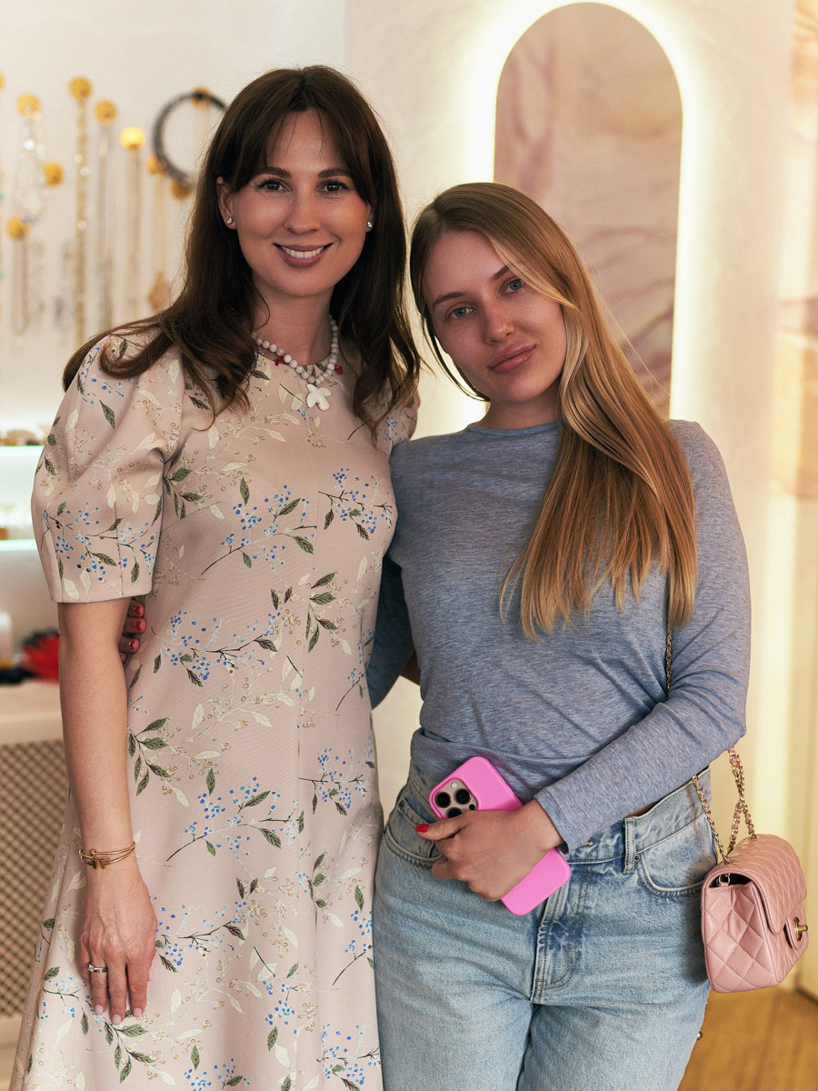 Двенадцатый день рождения в бутике «Астрель» отмечали в окружении цветов, волшебных ароматов и улыбающихся гостей, большинство из которых давно стали постоянными клиентами. По сложившейся традиции именно им дарят по такому случаю подарки, для них организуют праздник. Просторное помещение бутика украсили красными шарами, а входную группу преобразила по-весеннему яркая цветочная арка с иллюминацией. Подробнее о торжестве — в нашем материале.