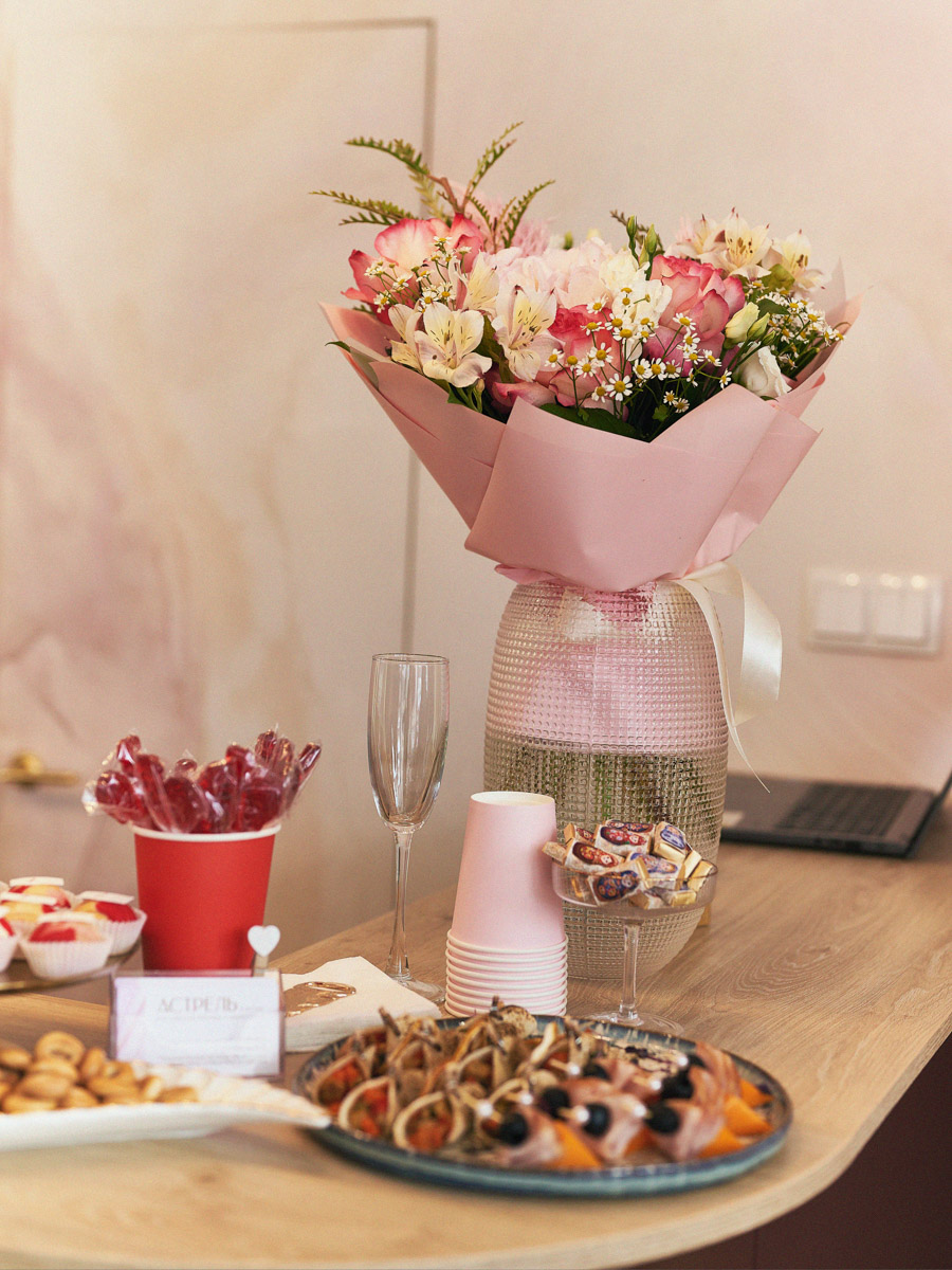 Двенадцатый день рождения в бутике «Астрель» отмечали в окружении цветов, волшебных ароматов и улыбающихся гостей, большинство из которых давно стали постоянными клиентами. По сложившейся традиции именно им дарят по такому случаю подарки, для них организуют праздник. Просторное помещение бутика украсили красными шарами, а входную группу преобразила по-весеннему яркая цветочная арка с иллюминацией. Подробнее о торжестве — в нашем материале.