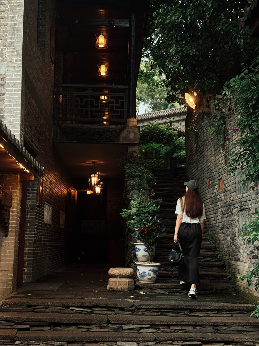 В мае 2025 года владимирский психолог Кристина Вдовина перебралась в Китай. Разумеется, такой головокружительный поворот оказался связан с массой впечатлений, трудностей и внутренних трансформаций. Спустя почти год жизни в Азии девушка готова поделиться своими выводами и умозаключениями.