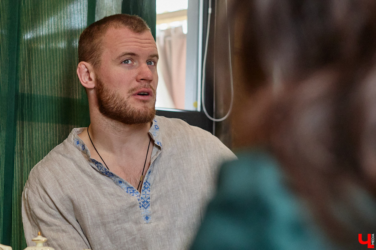 Самбист Антон Коновалов никогда не мечтал о жилье в новеньком ЖК. Поэтому, когда он купил участок с домом в деревне Юрино, никто из знакомых не удивился. В Сети чемпион России, Европы и мира рассказывает, как кормит кур и кроликов, пьет чай, наслаждаясь щебетом птиц, рубит дрова. Благодать, одним словом. И «Ключ-Медиа» перед ней не устоял — собрался и приехал к атлету в гости.