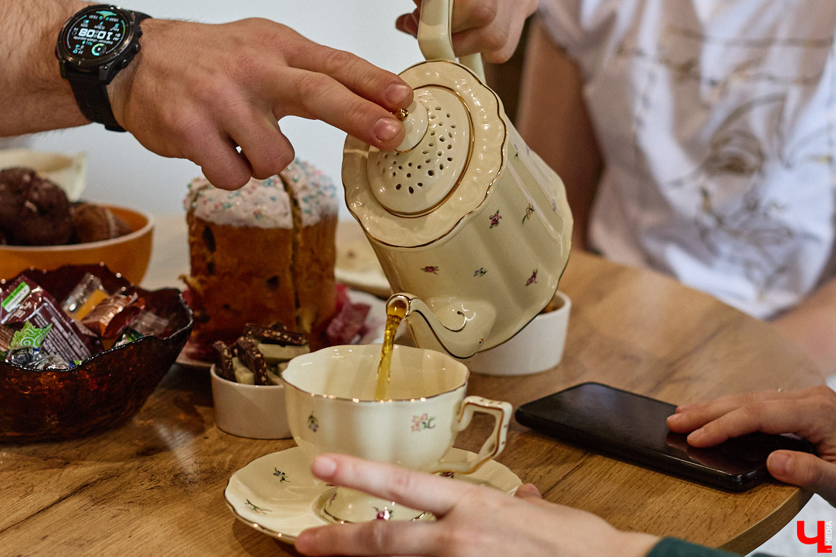 Самбист Антон Коновалов никогда не мечтал о жилье в новеньком ЖК. Поэтому, когда он купил участок с домом в деревне Юрино, никто из знакомых не удивился. В Сети чемпион России, Европы и мира рассказывает, как кормит кур и кроликов, пьет чай, наслаждаясь щебетом птиц, рубит дрова. Благодать, одним словом. И «Ключ-Медиа» перед ней не устоял — собрался и приехал к атлету в гости.