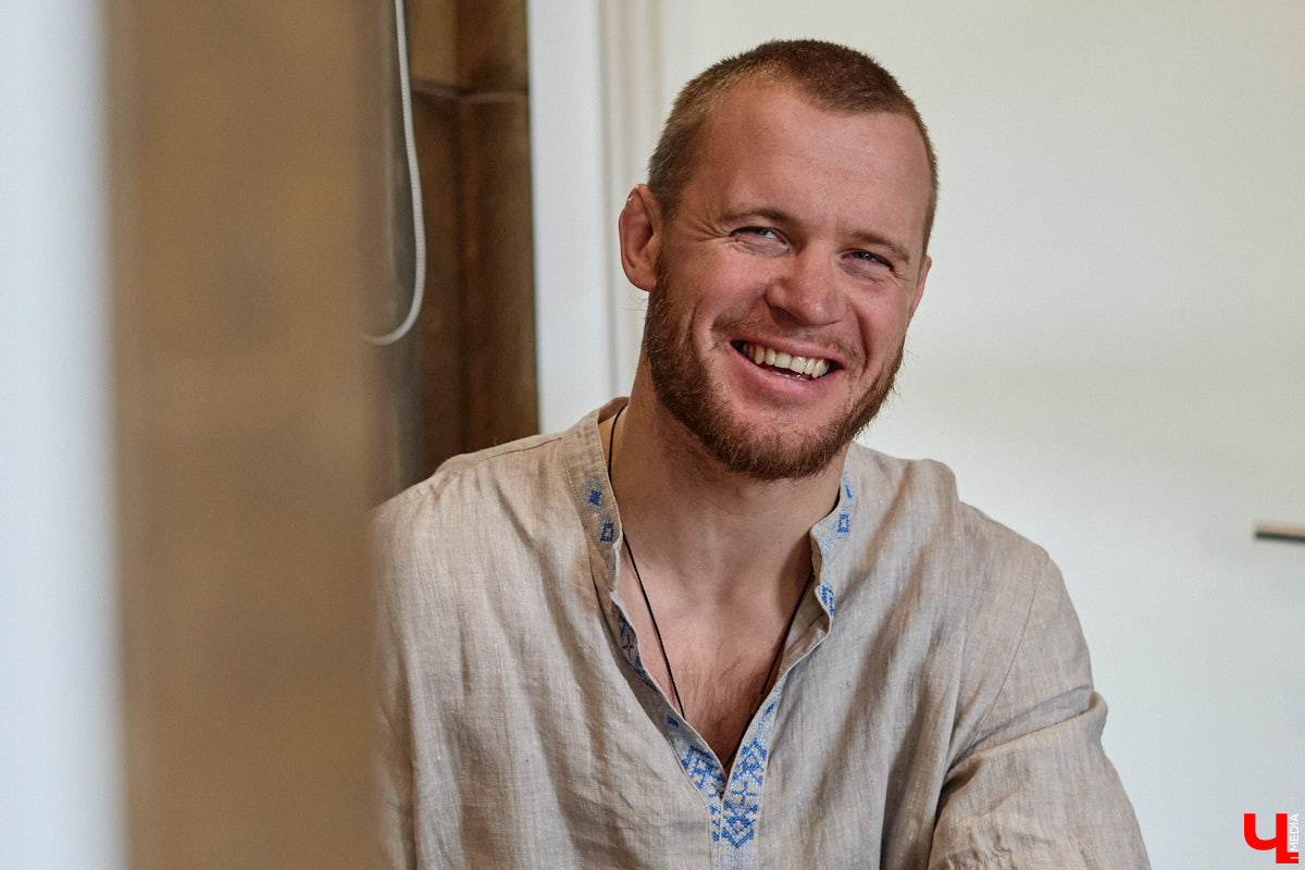 Самбист Антон Коновалов никогда не мечтал о жилье в новеньком ЖК. Поэтому, когда он купил участок с домом в деревне Юрино, никто из знакомых не удивился. В Сети чемпион России, Европы и мира рассказывает, как кормит кур и кроликов, пьет чай, наслаждаясь щебетом птиц, рубит дрова. Благодать, одним словом. И «Ключ-Медиа» перед ней не устоял — собрался и приехал к атлету в гости.