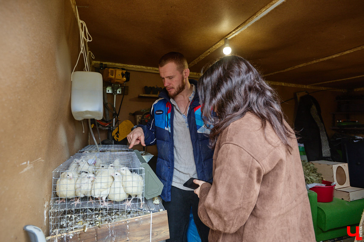 Самбист Антон Коновалов никогда не мечтал о жилье в новеньком ЖК. Поэтому, когда он купил участок с домом в деревне Юрино, никто из знакомых не удивился. В Сети чемпион России, Европы и мира рассказывает, как кормит кур и кроликов, пьет чай, наслаждаясь щебетом птиц, рубит дрова. Благодать, одним словом. И «Ключ-Медиа» перед ней не устоял — собрался и приехал к атлету в гости.