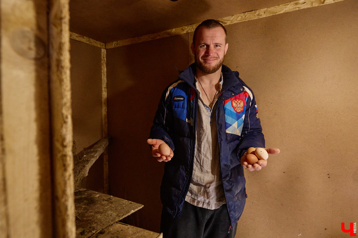 Самбист Антон Коновалов никогда не мечтал о жилье в новеньком ЖК. Поэтому, когда он купил участок с домом в деревне Юрино, никто из знакомых не удивился. В Сети чемпион России, Европы и мира рассказывает, как кормит кур и кроликов, пьет чай, наслаждаясь щебетом птиц, рубит дрова. Благодать, одним словом. И «Ключ-Медиа» перед ней не устоял — собрался и приехал к атлету в гости.