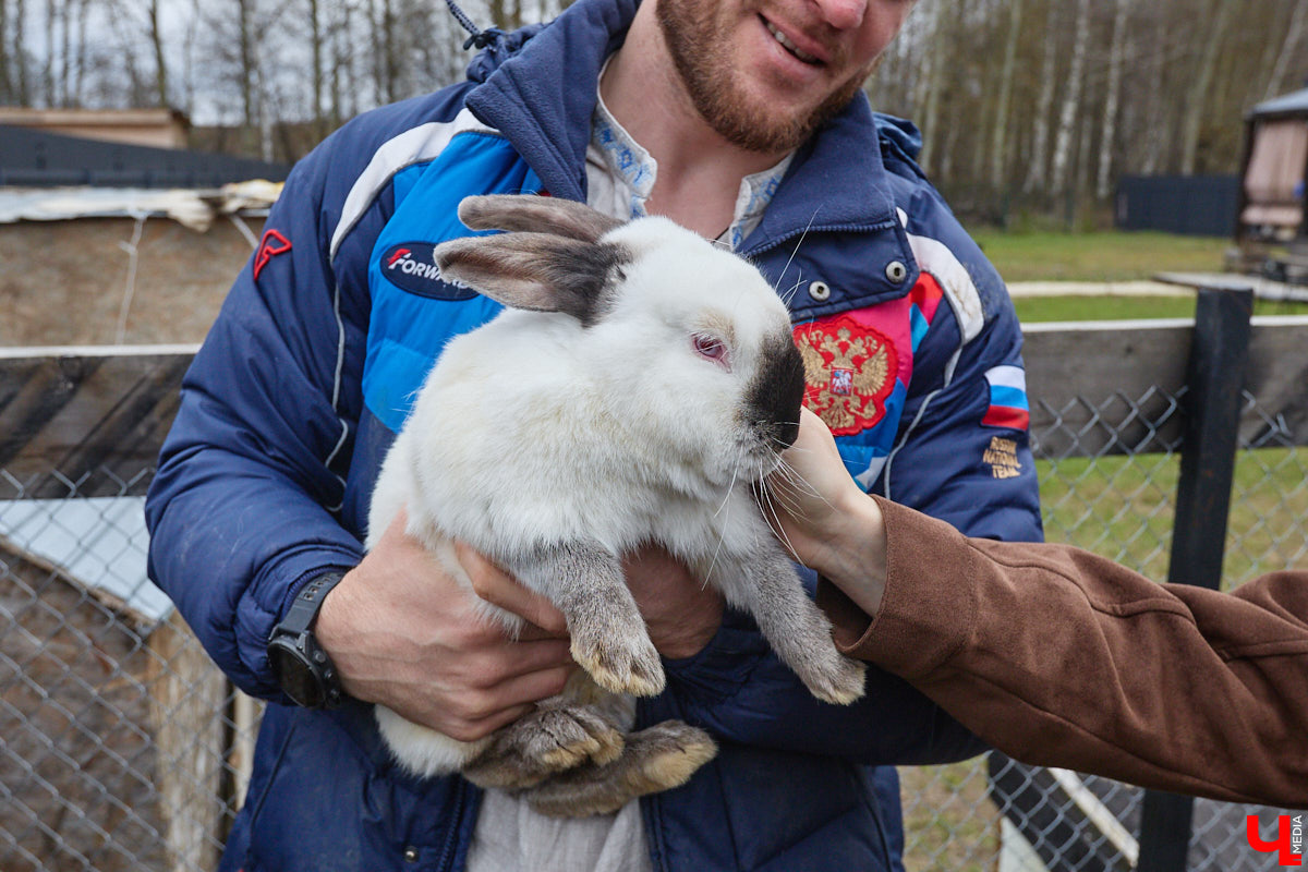 Самбист Антон Коновалов никогда не мечтал о жилье в новеньком ЖК. Поэтому, когда он купил участок с домом в деревне Юрино, никто из знакомых не удивился. В Сети чемпион России, Европы и мира рассказывает, как кормит кур и кроликов, пьет чай, наслаждаясь щебетом птиц, рубит дрова. Благодать, одним словом. И «Ключ-Медиа» перед ней не устоял — собрался и приехал к атлету в гости.