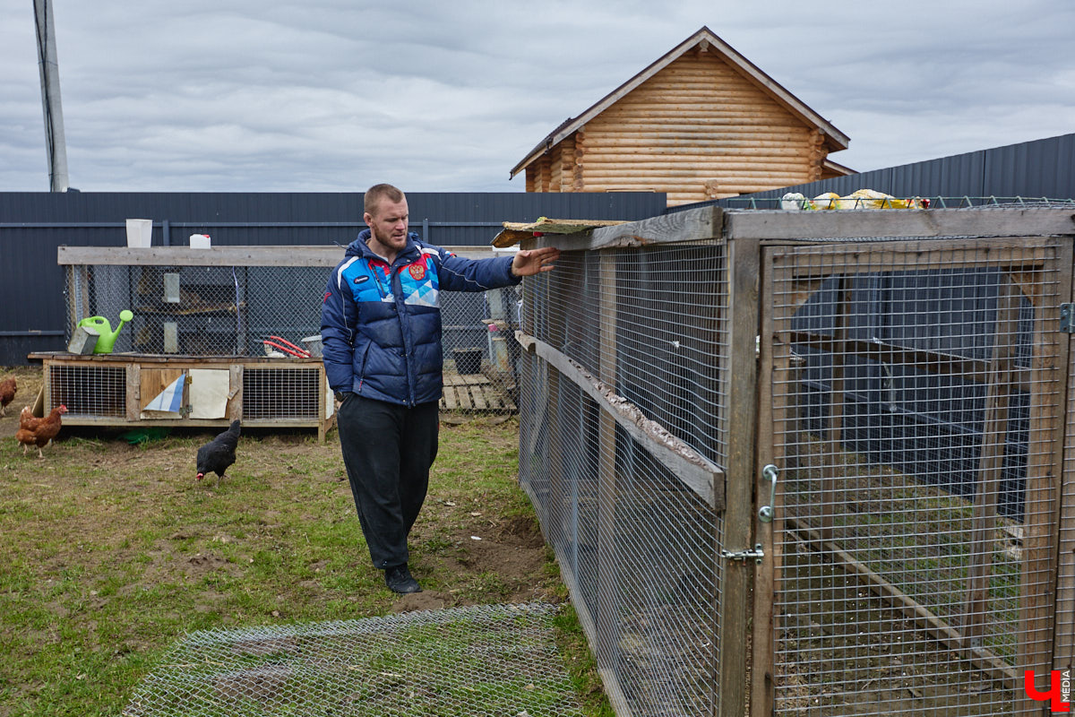 Самбист Антон Коновалов никогда не мечтал о жилье в новеньком ЖК. Поэтому, когда он купил участок с домом в деревне Юрино, никто из знакомых не удивился. В Сети чемпион России, Европы и мира рассказывает, как кормит кур и кроликов, пьет чай, наслаждаясь щебетом птиц, рубит дрова. Благодать, одним словом. И «Ключ-Медиа» перед ней не устоял — собрался и приехал к атлету в гости.