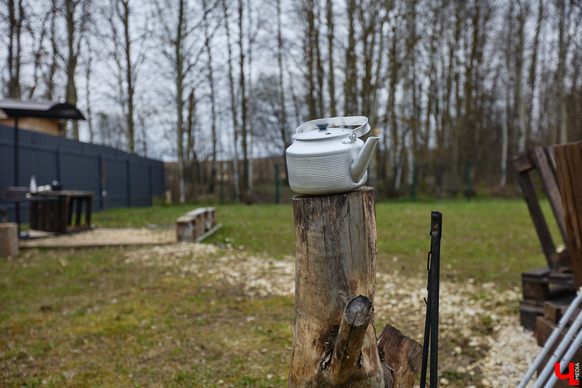 Самбист Антон Коновалов никогда не мечтал о жилье в новеньком ЖК. Поэтому, когда он купил участок с домом в деревне Юрино, никто из знакомых не удивился. В Сети чемпион России, Европы и мира рассказывает, как кормит кур и кроликов, пьет чай, наслаждаясь щебетом птиц, рубит дрова. Благодать, одним словом. И «Ключ-Медиа» перед ней не устоял — собрался и приехал к атлету в гости.