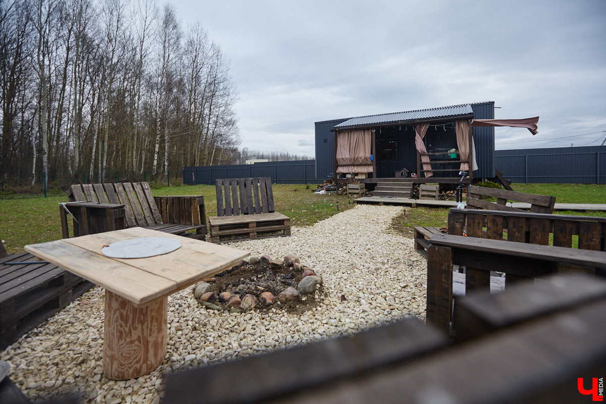Самбист Антон Коновалов никогда не мечтал о жилье в новеньком ЖК. Поэтому, когда он купил участок с домом в деревне Юрино, никто из знакомых не удивился. В Сети чемпион России, Европы и мира рассказывает, как кормит кур и кроликов, пьет чай, наслаждаясь щебетом птиц, рубит дрова. Благодать, одним словом. И «Ключ-Медиа» перед ней не устоял — собрался и приехал к атлету в гости.
