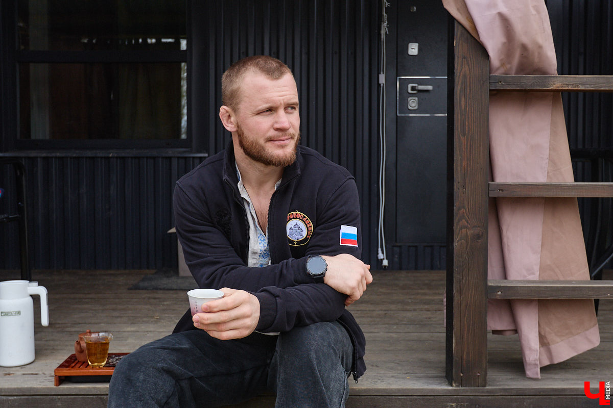 Самбист Антон Коновалов никогда не мечтал о жилье в новеньком ЖК. Поэтому, когда он купил участок с домом в деревне Юрино, никто из знакомых не удивился. В Сети чемпион России, Европы и мира рассказывает, как кормит кур и кроликов, пьет чай, наслаждаясь щебетом птиц, рубит дрова. Благодать, одним словом. И «Ключ-Медиа» перед ней не устоял — собрался и приехал к атлету в гости.