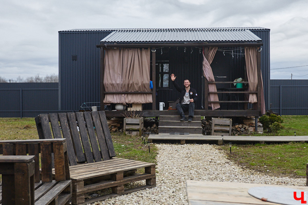 Самбист Антон Коновалов никогда не мечтал о жилье в новеньком ЖК. Поэтому, когда он купил участок с домом в деревне Юрино, никто из знакомых не удивился. В Сети чемпион России, Европы и мира рассказывает, как кормит кур и кроликов, пьет чай, наслаждаясь щебетом птиц, рубит дрова. Благодать, одним словом. И «Ключ-Медиа» перед ней не устоял — собрался и приехал к атлету в гости.
