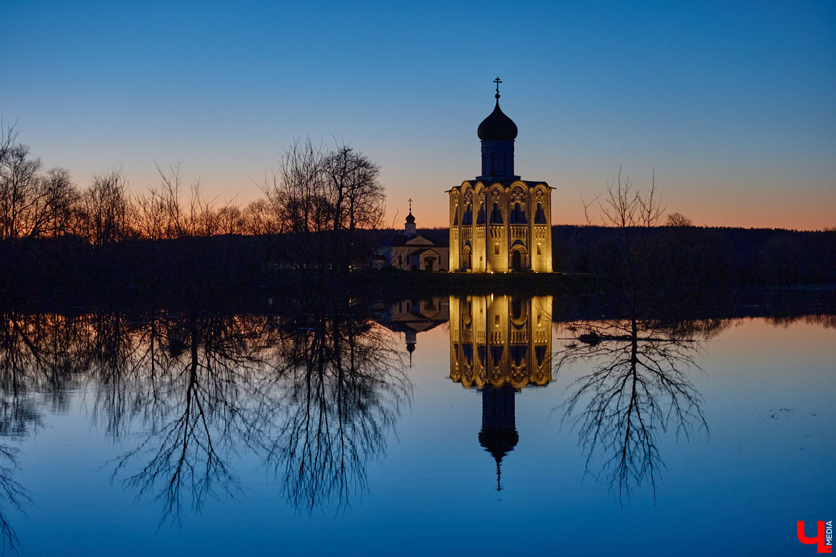 В прошлом году «маленькую Венецию» в Боголюбове нам застать не удалось из-за слишком теплой зимы. Зато в 2026-м луг у белокаменного шедевра знатно затопило вышедшими из берегов реками. В апреле, невзирая на погоду, пространство вокруг памятника заполнили ценители прекрасного: кто пешком, кто по воде.