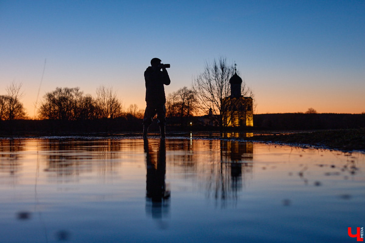 В прошлом году «маленькую Венецию» в Боголюбове нам застать не удалось из-за слишком теплой зимы. Зато в 2026-м луг у белокаменного шедевра знатно затопило вышедшими из берегов реками. В апреле, невзирая на погоду, пространство вокруг памятника заполнили ценители прекрасного: кто пешком, кто по воде.
