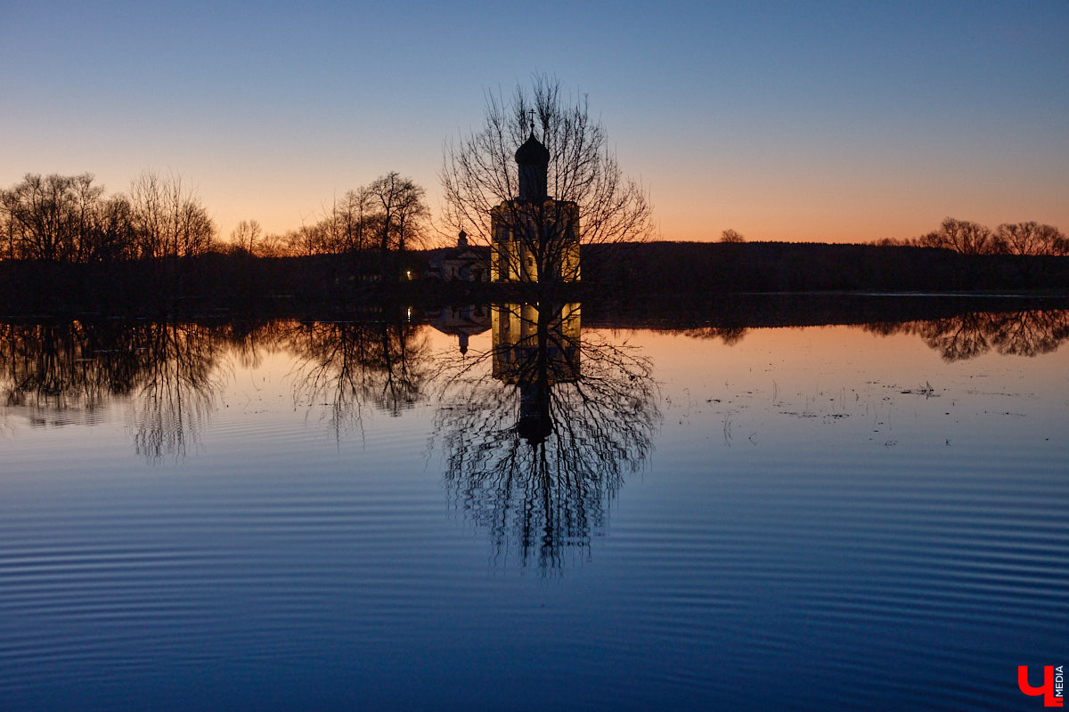 В прошлом году «маленькую Венецию» в Боголюбове нам застать не удалось из-за слишком теплой зимы. Зато в 2026-м луг у белокаменного шедевра знатно затопило вышедшими из берегов реками. В апреле, невзирая на погоду, пространство вокруг памятника заполнили ценители прекрасного: кто пешком, кто по воде.