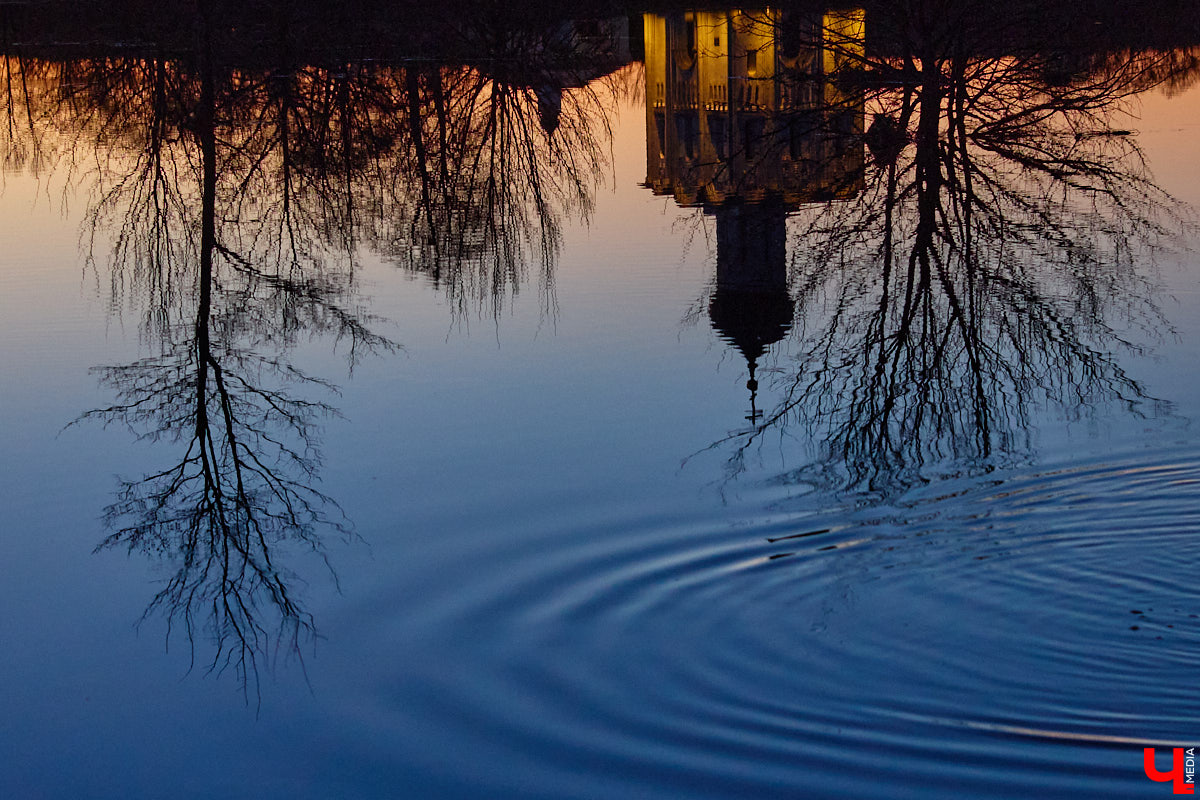 В прошлом году «маленькую Венецию» в Боголюбове нам застать не удалось из-за слишком теплой зимы. Зато в 2026-м луг у белокаменного шедевра знатно затопило вышедшими из берегов реками. В апреле, невзирая на погоду, пространство вокруг памятника заполнили ценители прекрасного: кто пешком, кто по воде.