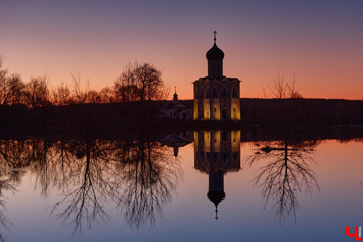 В прошлом году «маленькую Венецию» в Боголюбове нам застать не удалось из-за слишком теплой зимы. Зато в 2026-м луг у белокаменного шедевра знатно затопило вышедшими из берегов реками. В апреле, невзирая на погоду, пространство вокруг памятника заполнили ценители прекрасного: кто пешком, кто по воде.