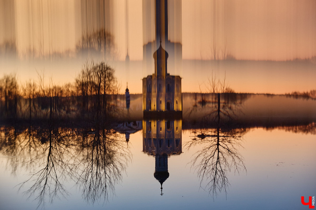 В прошлом году «маленькую Венецию» в Боголюбове нам застать не удалось из-за слишком теплой зимы. Зато в 2026-м луг у белокаменного шедевра знатно затопило вышедшими из берегов реками. В апреле, невзирая на погоду, пространство вокруг памятника заполнили ценители прекрасного: кто пешком, кто по воде.