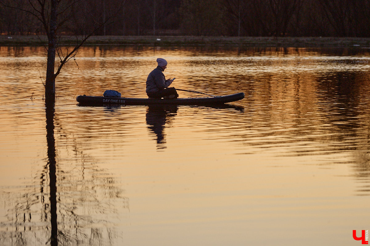 В прошлом году «маленькую Венецию» в Боголюбове нам застать не удалось из-за слишком теплой зимы. Зато в 2026-м луг у белокаменного шедевра знатно затопило вышедшими из берегов реками. В апреле, невзирая на погоду, пространство вокруг памятника заполнили ценители прекрасного: кто пешком, кто по воде.