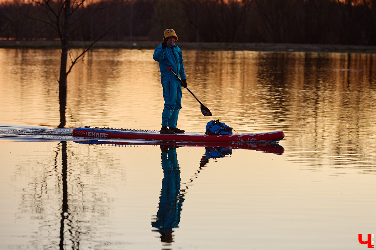 В прошлом году «маленькую Венецию» в Боголюбове нам застать не удалось из-за слишком теплой зимы. Зато в 2026-м луг у белокаменного шедевра знатно затопило вышедшими из берегов реками. В апреле, невзирая на погоду, пространство вокруг памятника заполнили ценители прекрасного: кто пешком, кто по воде.