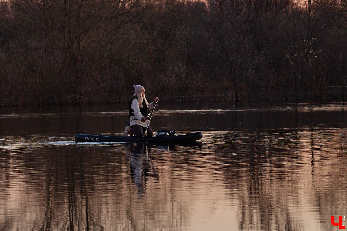 В прошлом году «маленькую Венецию» в Боголюбове нам застать не удалось из-за слишком теплой зимы. Зато в 2026-м луг у белокаменного шедевра знатно затопило вышедшими из берегов реками. В апреле, невзирая на погоду, пространство вокруг памятника заполнили ценители прекрасного: кто пешком, кто по воде.